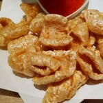 アジアン酒場 親の家 - ミャンマー風豚皮パリパリ揚げ
