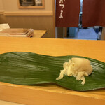 すし かつら - 笹の葉に鮨が置かれていきます。