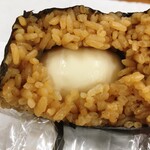 ファミリーマート - とろっと煮玉子おむすび　中から出てきた煮玉子丸ごと一個