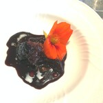 La Brianza - 熊本県産あか牛もも煮込み。甘めのソース、繊維質なお肉ほどけるも噛み応えほどいい。赤身な味わいのお肉に甘めコクあるソースがよく合いおいしいです☆