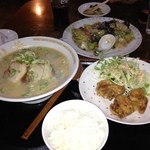 らーめん洋洋 - Ｂセット（７００円）ラーメン、唐揚げ、ライス