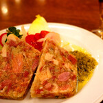 神谷バー - 豚塩漬けでデンキブランを楽しむ。