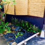 Ryoutei Nagasaka - 玄関先のお庭