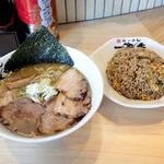 らーめん 一完歩 - 煮干しチャーシューそば、チャーハン