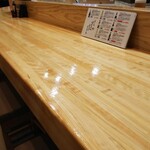 焼き鳥 ばかちん - ツルツルのカウンター♪