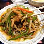 永楽 - 青椒肉絲（大盛）680円（ランチは、炒飯、麻婆豆腐ほか、食べ放題）