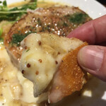 Les Jardin des dodine - バゲットにマスタードソースと
      マッシュポテトをディップ