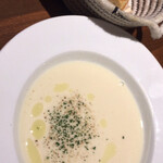 Les Jardin des dodine - カリフラワーポタージュと
      バゲット2切れ