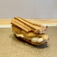 フィエルテ - 焦がし玉ねぎ／燻製／胡桃／雲丹
                    エクレア、玉ねぎのムースにロースト胡桃、根室の雲丹をフィリングに、雲丹がパンと感じられ余韻が長いのです。
                    それから玉ねぎの甘みや胡桃の香ばしさがゆっくりと感じられます♪