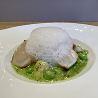 フィエルテ - 三陸産帆立／ブルギニョン
                    天然の帆立、両面に焦げ目をつけ中はレア、野菜は福島県のグリーンピースに千葉県のアスパラ、マッシュルームのソテーに、パセリのバターソース、泡はアサリの出汁ソースです♪