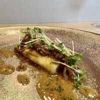 フィエルテ - 仏産ホワイトアスパラ／富山県産ホタル烏賊
                      主役はアスパラ、ホタル烏賊はソースなのだとか。
                      イベリコ豚のフォンとホタル烏賊、味はどうなのと思いましたが豚の風味が強くなく旨みだけが残り気になりません。