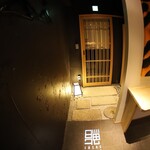 十方 鮨 - 内観写真:和を基調としたアプローチ
