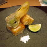 神保町 傳 - インカのめざめの揚げまんじゅうとオクラのつぼみ揚げ