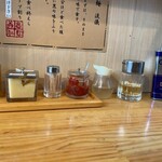 秋葉原ラーメン わいず - 黒七味・にんにく・豆板醤・レモン酢(たぶん)・酢・黒胡椒