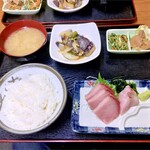 十八番 - ブリ刺しと茄子味噌定食。¥850。