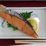 松栄第二別館 - 「焼き魚「焼鮭」配膳(^^)」令和三年 桜満開候