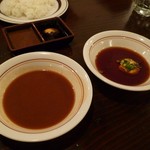 ろーいん - 2012.9.15 300ｇ用のタレ、手前の丸皿、奥の四角いのが普通のタレ