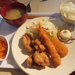 とんぼ - からあげとフライおまかせ定食　750円