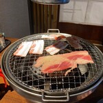 焼肉食べ放題 じゅうじゅう - ★焼肉食べ放題ランチ（999円 税込）★まず、出てきたお肉を焼いてみます('◇')ゞ