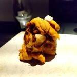 日本料理 TOBIUME - 熱   春を巻く
      鐘崎の雲丹と若松の新玉ねぎの春巻き