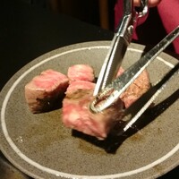 博多みやちく - 店の人がカットしてくれたり 博多みやちく - 店の人がカットしてくれたり