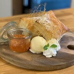 Iyomon Kafe - アップルパイ　1,000円