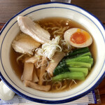 だて食庵 - 伊達鶏ラーメン ¥700
            スープはいたって普通のフードコートテイスト
            伊達鶏とはチャーシューのことですね!?