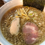 に干し屋 SINCHAN - 背脂浮かぶ煮干醤油スープが美味い！よく茹でられた平打ちちぢれ麺がモチモチで美味しい！