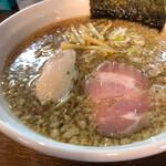 に干し屋 SINCHAN - 円錐形のどんぶりで登場です。白金豚の背脂がキラキラ！