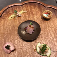 蓮 - 少量多皿コース１０６４８円。前菜の盛り合わせ。苺とピータンの組み合わせが、意外にも良かったです（╹◡╹）
                    他は美味しかったですが、インパクトが。。。量？（笑）