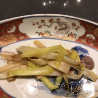 蓮 - 少量多皿コース１０６４８円。黄ニラとホワイトアスパラのソテー。味をつけすぎ？という印象です。