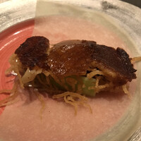 蓮 - 少量多皿コース１０６４８円。北京ダック。キュウリが甘くて、ダックの味わいを引き立てています。餅皮も良く、とーっても美味しかったです（╹◡╹）（╹◡╹）