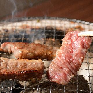 炭火ならではのジューシーさや香ばしさをお楽しみいただけます。