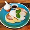 森のサーカス cafe ＆ family restaurant - ふっかふかのお布団みたいに分厚いたまご色のパンケーキが3枚！生クリームやメープルシロップとソフトクリーム付き、スフレパンケーキ1,180円