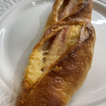 パン・プティ - チーズはほんのり。ベーコンとバケット美味しいです！ボリュームあります！