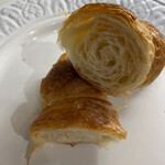 パン・プティ - 天然酵母らしいミシミシクロワッサンでとても美味しいです。底がちょっとバリッとしてる。バターが奥からどわどわときます。美味しいわー。