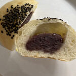 パン・プティ - あ！やっぱりこれ美味しい！あんこの塩気と胡麻とパンが合います！美味しいわー！あんこの出来も含めて、最高です。