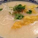 杏杏 - 杏杏・鶏肉スープの中華粥は香菜が食欲をそそる