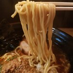 魚骨ラーメン 鈴木さん - さんまらーめんの麺リフト