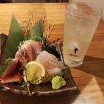 大衆個室酒場 だるま 津田沼店 - 市場直送お造り３点盛り合わせとレモンサワー