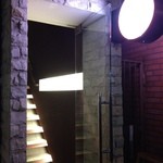 この階段を上がると…