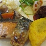 ホテルアビス松山 - 焼き魚が２種類鮭とサバの塩焼き、こぶりながら贅沢な朝食じゃ