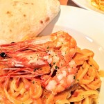 マザームーンカフェ - オマール海老の旨味たっぷりのトマトクリームソース