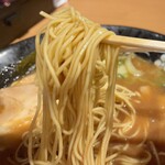 金澤濃厚豚骨ラーメン 神仙 - 麺