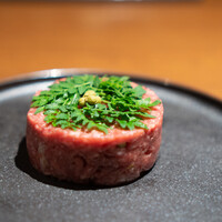 焼肉うしごろ 表参道店 - 実山椒と木の芽、和牛のタルタル