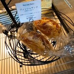 Kafe Ando Autorettokafe Sanravian - フイッシュサンドや、鶏つくねサンドなど、サンド系も販売