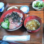 Kasugaya Shokudou - 相方２人は、日替わり定食、本日はカジキマグロのどんぶりです　700円