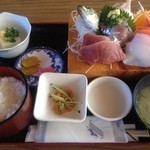 Chidorikaikan Honkan - 鯵のたたき定食。マグロやイカ、甘エビもありお得。