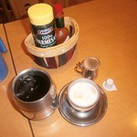 ジュン - アイスコーヒーとフルーツヨーグルト