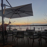 夕暮れ時から虫が寄ってくるので、お姉さんが一生懸命虫よけを撒いています＾＾